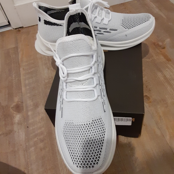 SOLD OUT /White Running shoes - Picture 2 of 3